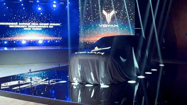 Voyah Taishan в России премьера сбоку спереди в чехле под чехлом