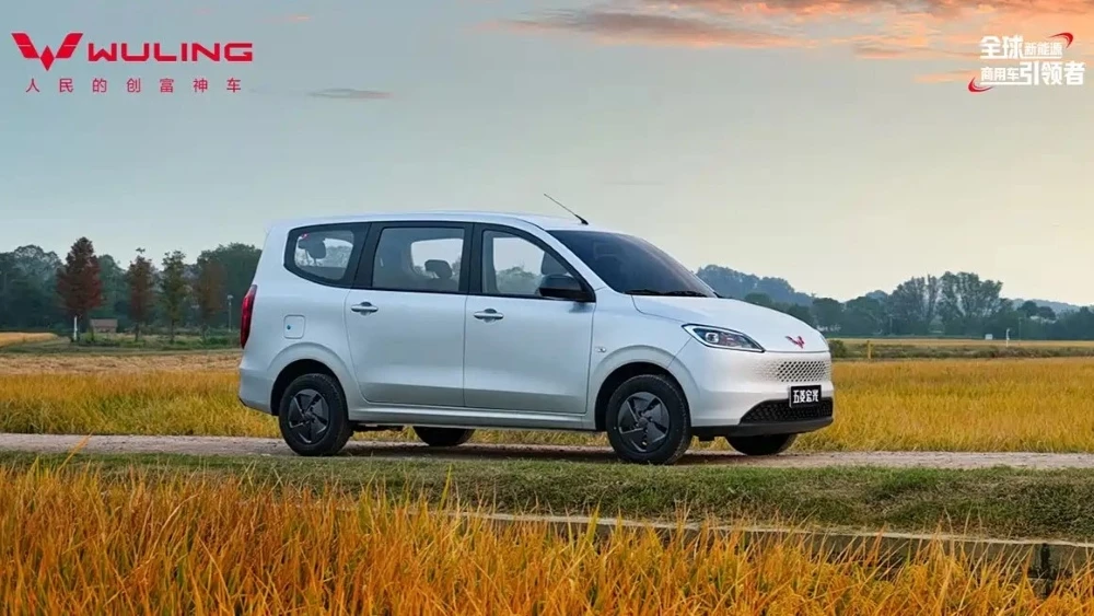 Обновленный Wuling Hongguang сбоку