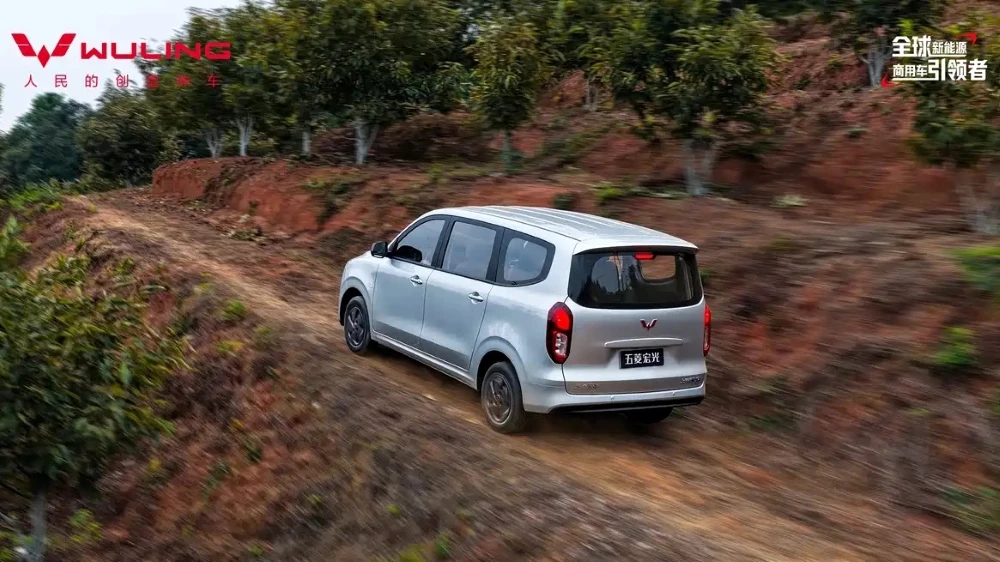 Обновленный Wuling Hongguang сбоку сзади в динамике