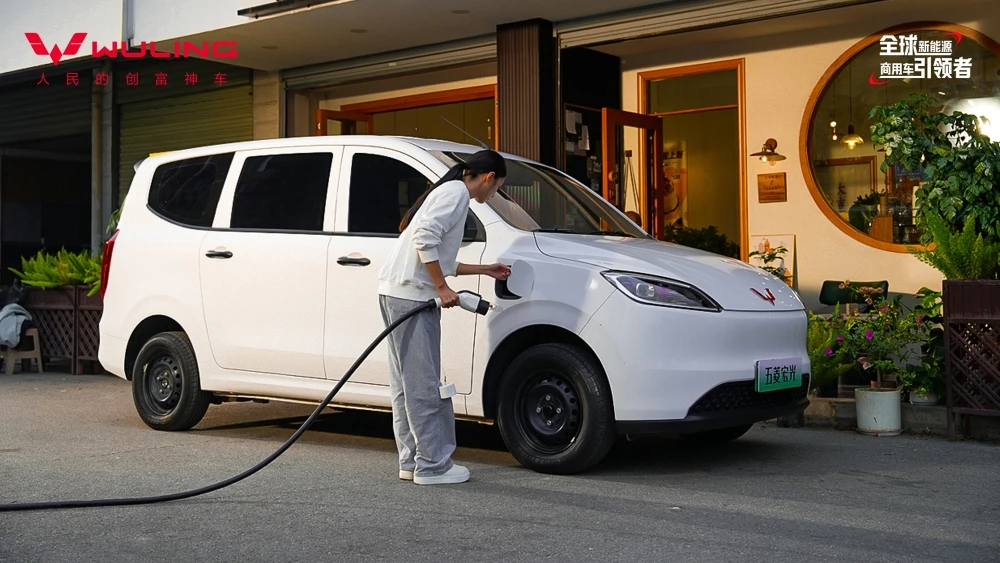 Wuling Hongguang сбоку зарядка электрический гибридный обновленный
