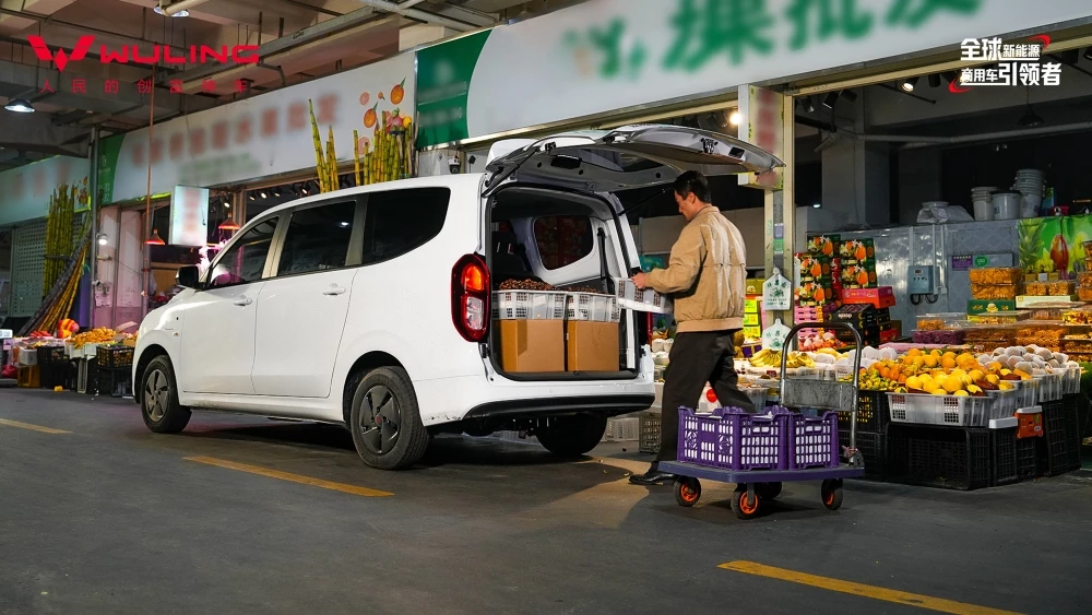 Wuling Hongguang сбоку сзади в китае предприниматель грузит