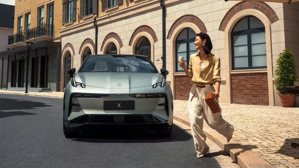 Zeekr X 2026 модельного года спереди девушка