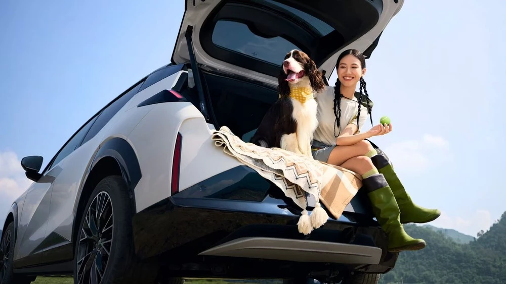 Zeekr X 2026 модельного года сзади багажник девушка