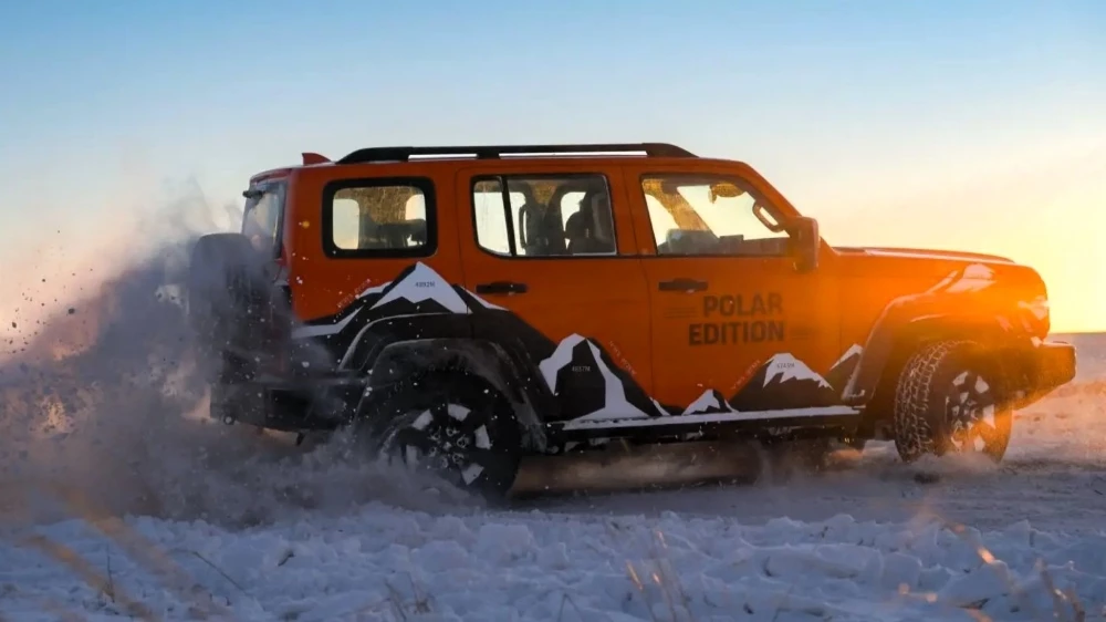 tank 300 polar edition сбоку