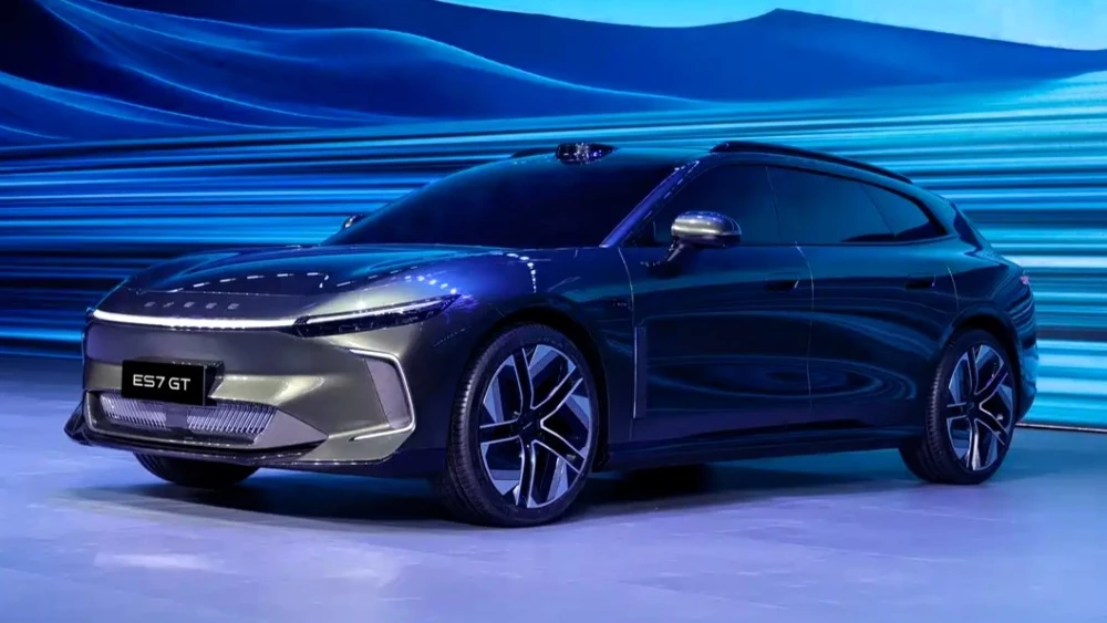 exlantix es7 gt сбоку спереди на exeed brand night 2025