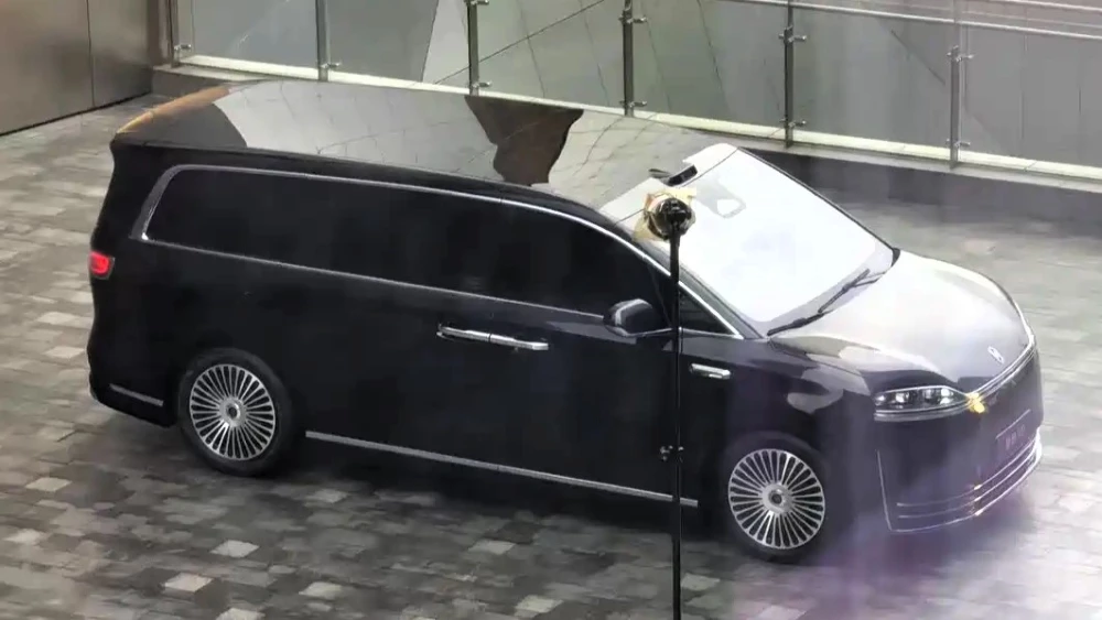 минивэн luxeed v9 сбоку спереди