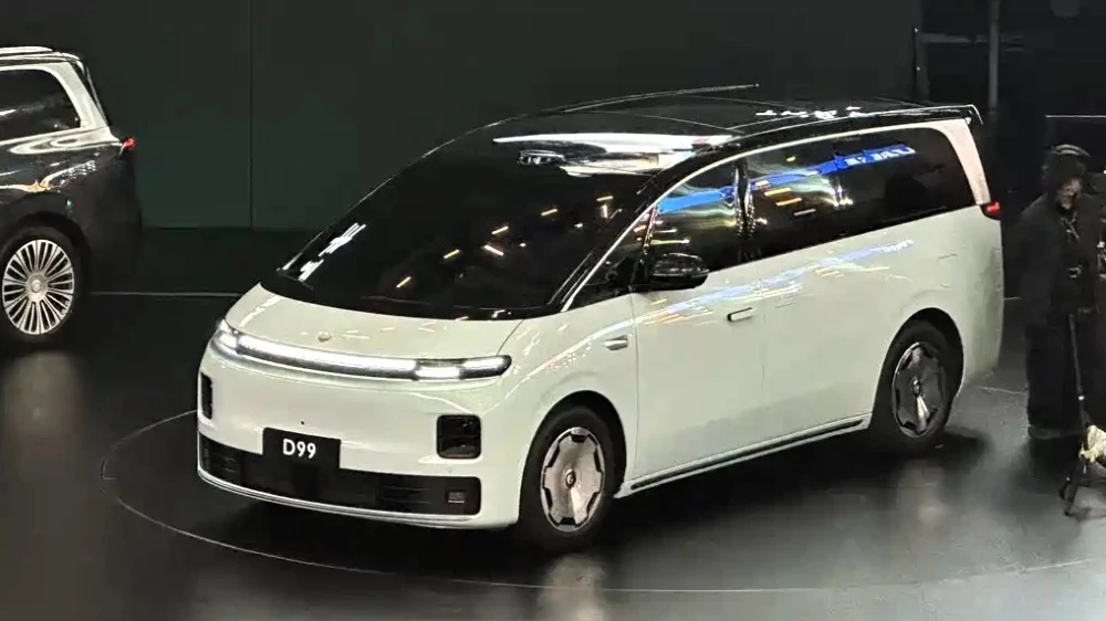 минивэн leapmotor d99 сбоку спереди