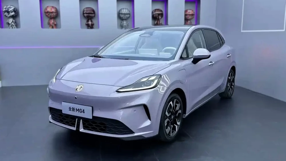 хэтчбэк mg4 ev автосалон в Гуанчжоу 2025 спереди сбоку