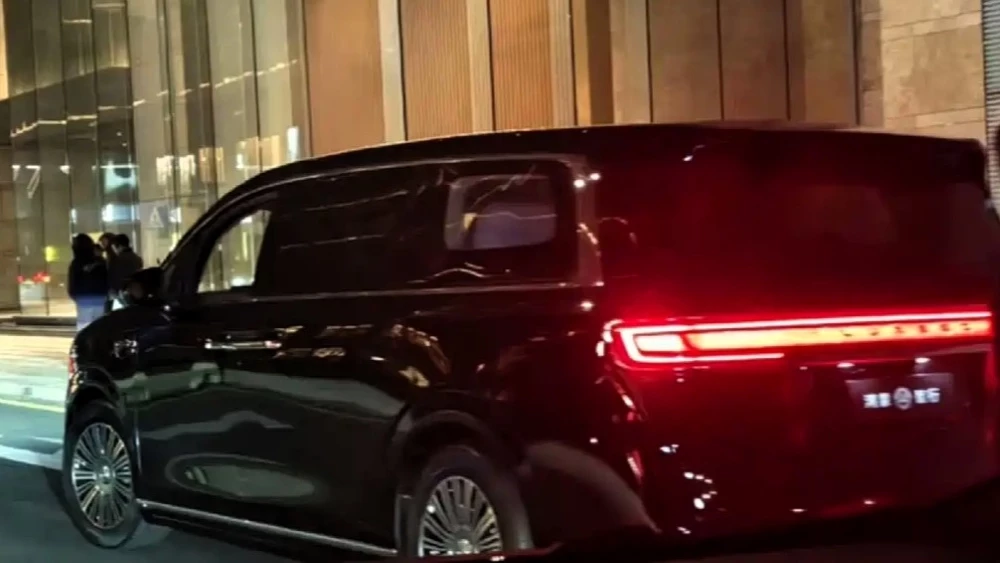 минивэн luxeed v9 сбоку сзади