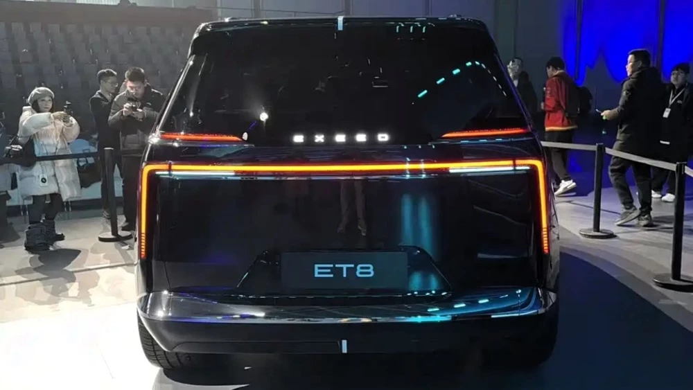 кроссовер et8 сзади на exeed brand night 2025