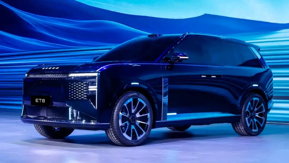 кроссовер et8 сбоку спереди на exeed brand night 2025
