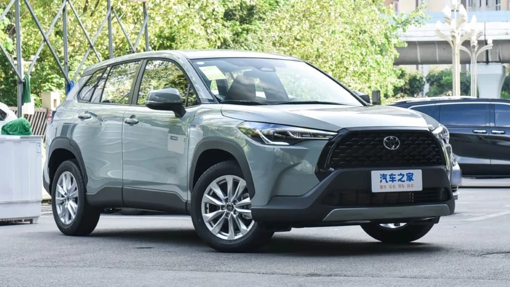 toyota corolla cross в китае кроссовер сбоку спереди