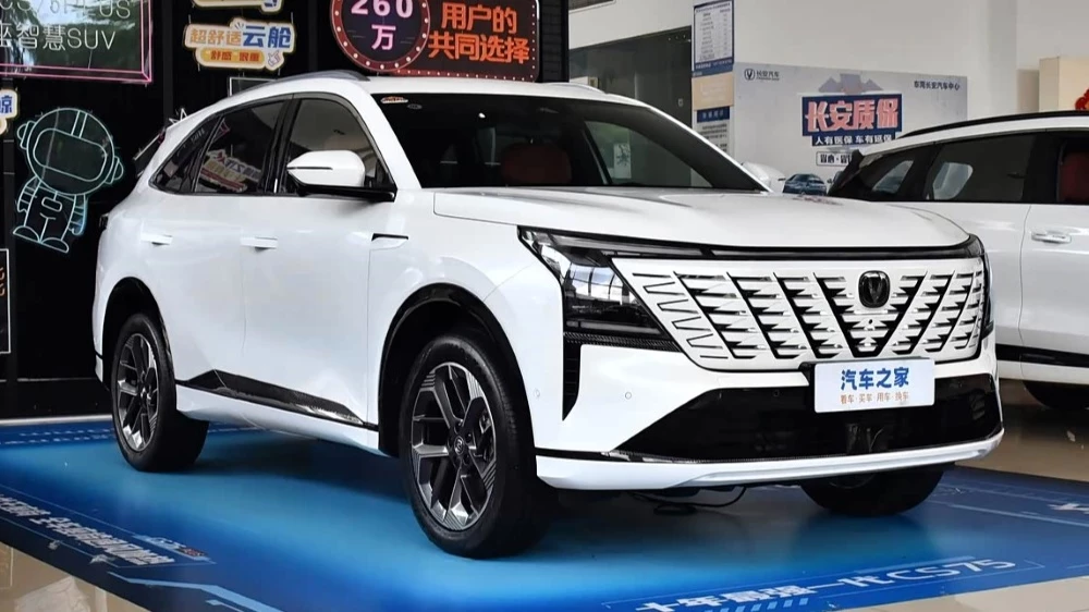 changan cs75 plus в китае кроссовер сбоку спереди