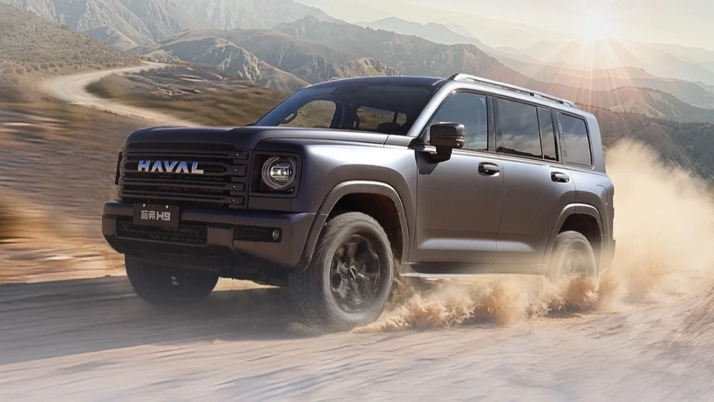 внедорожник haval h9 cross-country сбоку спереди в динамике