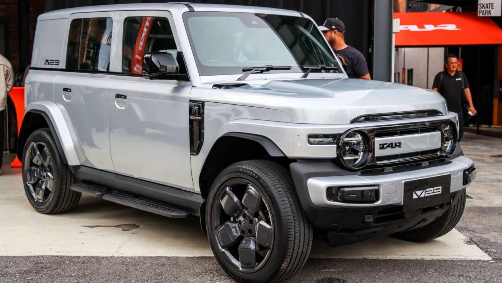 электрический кроссовер chery icaur v23 спереди сбоку в малайзии