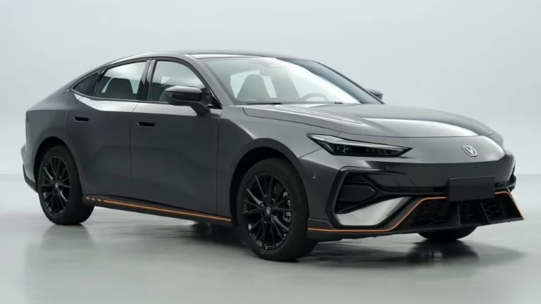 changan uni-v сбоку спереди с гибридной hev установкой