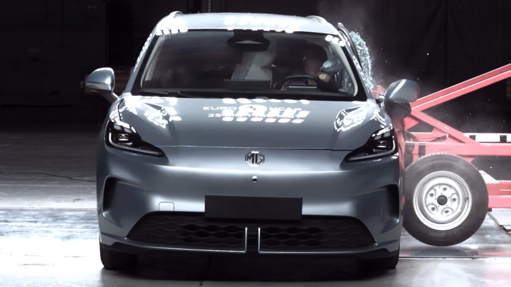 хэтчбэк mg4 ev спереди белый краш-тест euro ncap