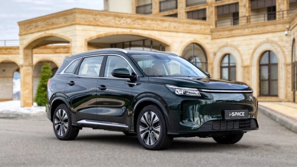 Полноприводный Evolute i-Space получил ОТТС для России. Известны характеристики кроссовера evolute i-space гибридный кроссовер сбоку спереди