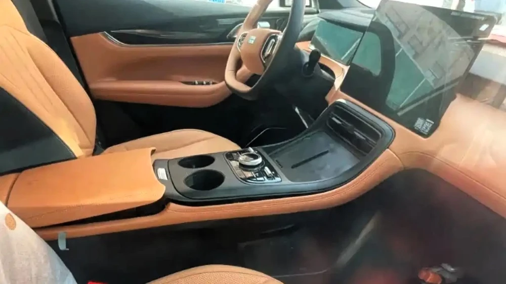 гибридный кроссовер geely galaxy m7 em-i интерьер