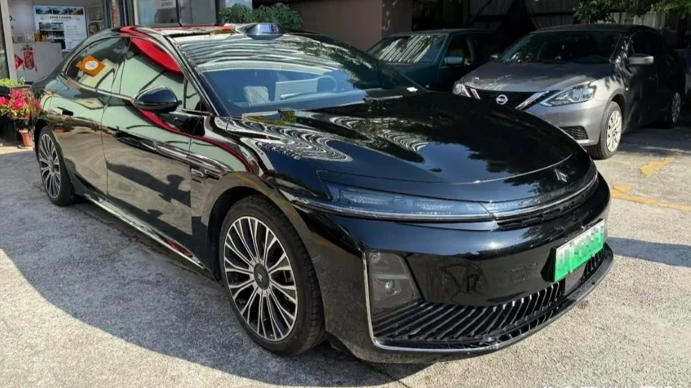 седан gac hyptec a800 сбоку спереди