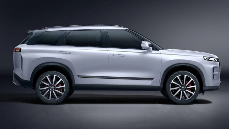 Стало известно альтернативное название Jaecoo J7 появится в России с другим названием кроссовер серебряный сбоку