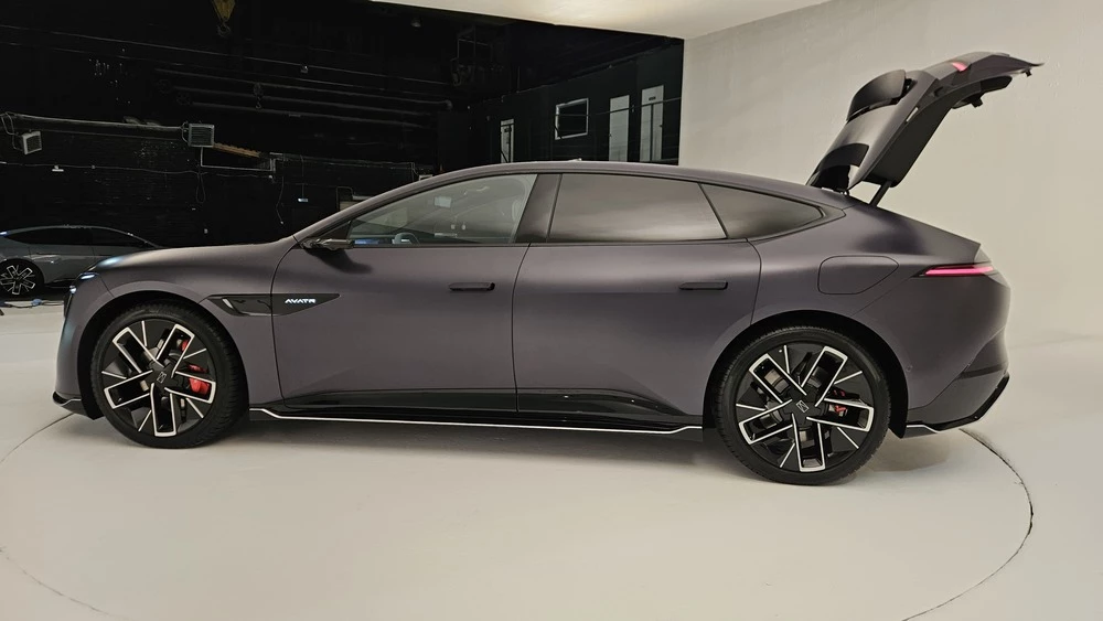 avatr 12 обзор сбоку