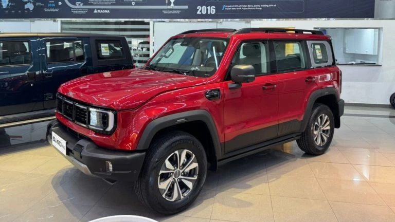 Внедорожник BAIC BJ41 BJ40 Pro у дилера в ОАЭ дубай сбоку спереди в автосалоне