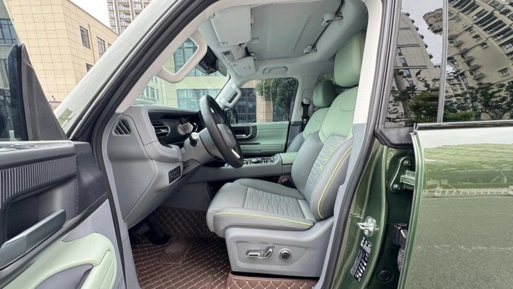 Внедорожник BAIC BJ41 BJ40 Pro салон интерьер первый ряд сиденья