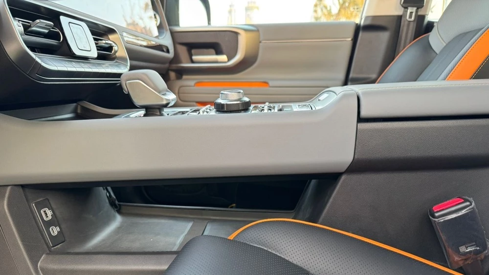 Внедорожник BAIC BJ41 BJ40 Pro салон интерьер первый ряд тоннель два уровня