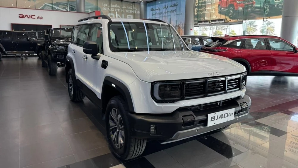 Внедорожник BAIC BJ41 BJ40 Pro у дилера в ОАЭ дубай сбоку спереди в автосалоне