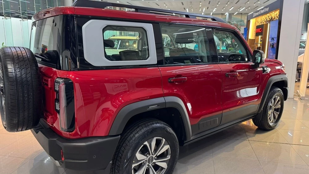 Внедорожник BAIC BJ41 BJ40 Pro у дилера в ОАЭ дубай сбоку сзади в автосалоне