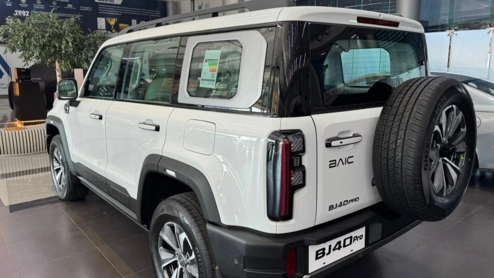 Внедорожник BAIC BJ41 BJ40 Pro у дилера в ОАЭ дубай сбоку сзади в автосалоне