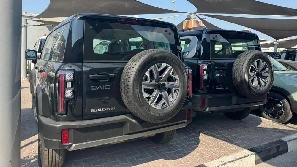 Внедорожник BAIC BJ41 BJ40 Pro у дилера в ОАЭ дубай сбоку сзади в автосалоне