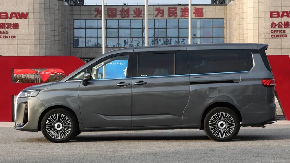 BAW готовит новый автомобиль для России m8 последовательный гибрид минивэн сбоку серый