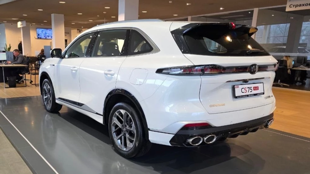 Полноприводный Changan CS75 Plus четвертого поколения сбоку сзади у дилера в автосалоне в новороссийске