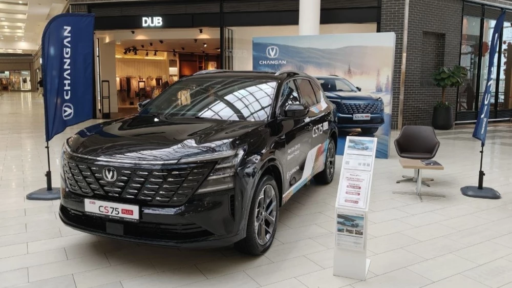 Полноприводный Changan CS75 Plus четвертого поколения сбоку спереди у дилера в автосалоне в омске феникс