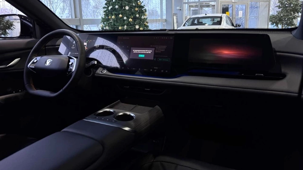 Полноприводный Changan CS75 Plus четвертого поколения салон интерьер у дилера в автосалоне в екатеринбурге лаки моторс