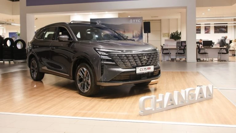 Полноприводный Changan CS75 Plus четвертого поколения сбоку спереди у дилера в автосалоне в казани