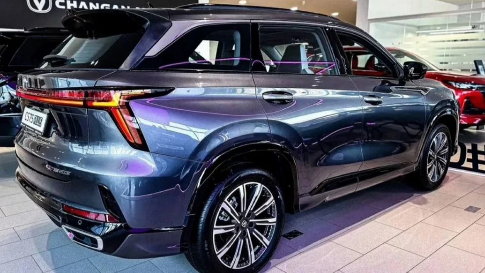 Changan CS75 Plus третьего поколения сбоку сзади у дилера в автосалоне в архангельске