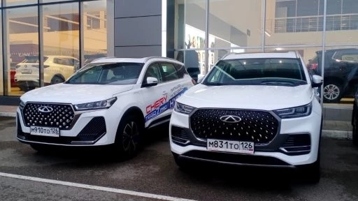 Chery Tiggo гибридные Hybrid у дилера у автосалона спереди