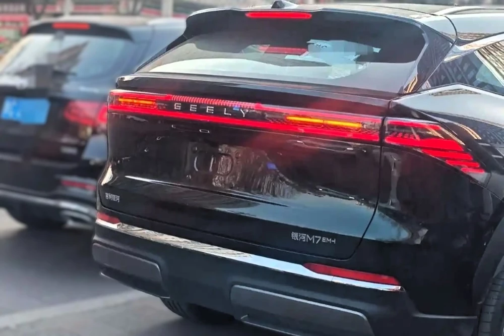 гибридный кроссовер geely galaxy m7 em-i сзади