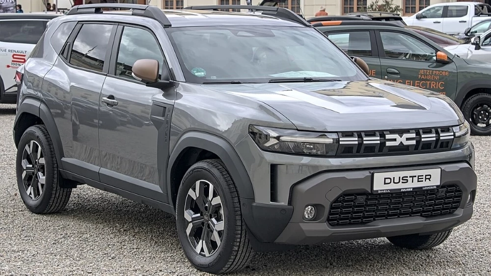 Dacia Duster третьего поколения сбоку спереди