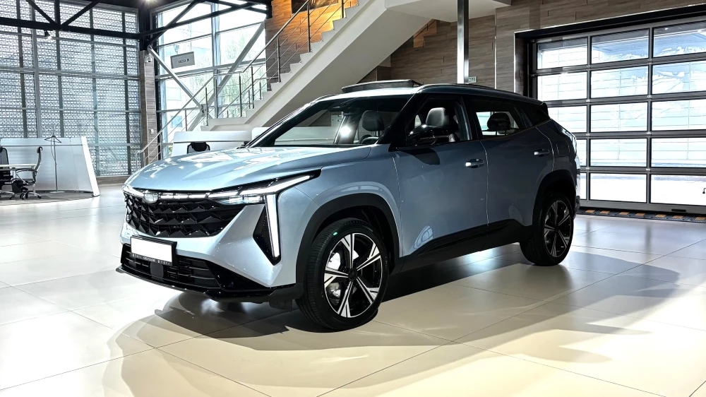 Geely Cityray у дилера в автосалоне Обухов Сбоку спереди утильсбор