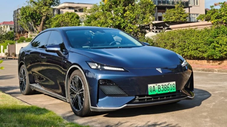 в китае легализовали автопилот l3 deepal sl03 сбоку спереди синий