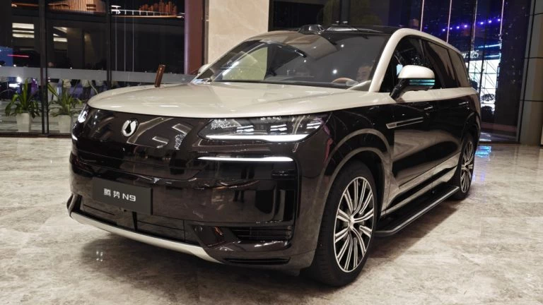 Denza N9 от BYD официально появится в Узбекистане кроссовер гибридный категория c сбоку спереди двухцветный