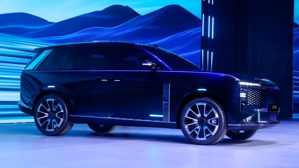 кроссовер et8 сбоку на exeed brand night 2025