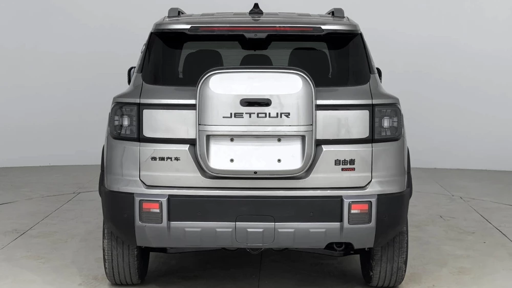 обновленный jetour t1 сзади с бензиновым двс