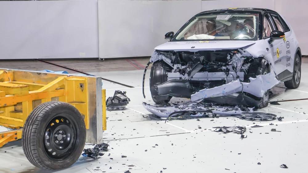 Euro NCAP назвал самые безопасные китайские автомобили 2025 года firefly ev хэтчбек сбоку спереди после краш-теста