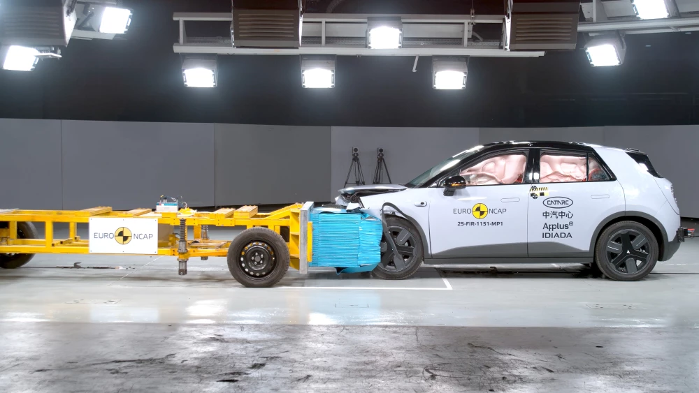Euro NCAP назвал самые безопасные китайские автомобили 2025 года firefly ev хэтчбек сбоку спереди после краш-теста