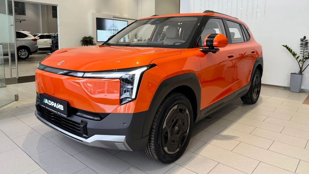 новый Evolute i-Joy у дилера в автосалоне купить ГК А Драйв в Воронеже спереди сбоку